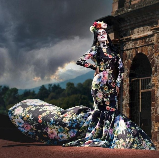 Hari besar ini biasanya dirayakan bersama keluarga dan teman, di mana mereka berkumpul untuk mengenang kerabat yang sudah meninggal. Foto: Facebook/MissMexicoOrg