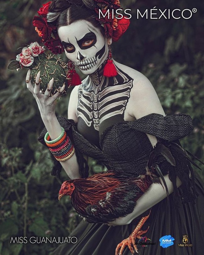 Mereka berdandan seram tapi tetap terlihat cantik dan anggun dengan gaun bervolume serta tatanan rambut meriah berhiaskan mawar. Foto: Facebook/MissMexicoOrg