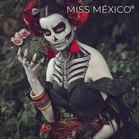 Mereka berdandan seram tapi tetap terlihat cantik dan anggun dengan gaun bervolume serta tatanan rambut meriah berhiaskan mawar. Foto: Facebook/MissMexicoOrg