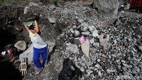 Akibat sulitnya pasir, mereka harus bekerja lebih ekstra.