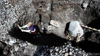 Mereka harus mencangkul lebih dalam dan memilah diantara bebatuan untuk mendapatkan pasir.