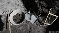 Penambang ini pun hanya mengenakan peralatan sederhana saat bekerja.