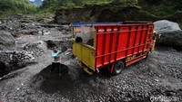 Seorang penambang terlihat memasukkan sejumlah pasir ke dalam truk.