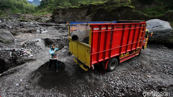 Penambang Merapi Keluhkan Pasir yang Mulai Berkurang Para penambang pasir di dasar Kaliworo, Klaten, Jawa Tengah, mulai mengeluhkan pasir yang mulai berkurang.