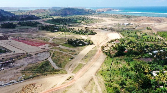 Progres pembangunan Jalan Kawasan Ekonomi Khusus (KEK) Mandalika sudah mencapai 32,5% hingga pekan ketiga November 2020. Jalan ini yang akan digunakan untuk penyelenggaraan MotoGP Indonesia pada 2021.