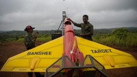 Prajurit TNI AD dari satuan Arhanud memeriksa drone Banshee Whirlwind di Pusat Latihan Tempur (Puslatpur) TNI AD, Baturaja Timur, Ogan Komering Ulu (OKU), Sumatera Selatan, Selasa (24/11/2020).