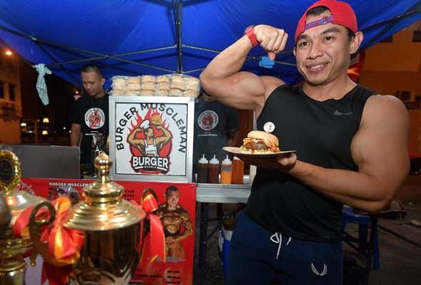Pemilik Warkop dan Pecel Lele Ini Pamer Tubuh Atletis saat Layani Pelanggan