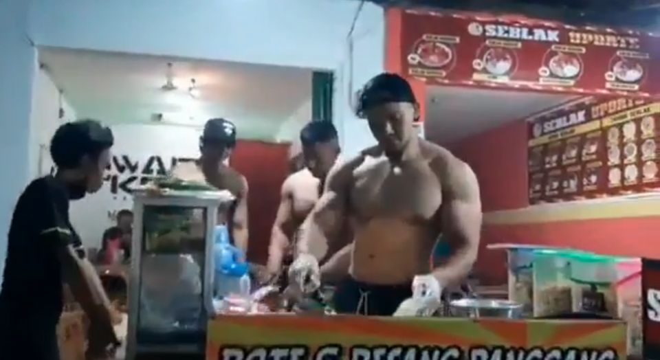 Pemilik Warkop dan Pecel Lele Ini Pamer Tubuh Atletis saat Layani Pelanggan
