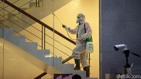 Tangga gedung juga tak luput dari penyemprotan disinfektan.