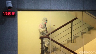 Penyemprotan Disinfektan Rutin di Lobi KPK