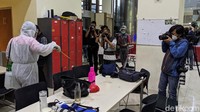 Penyemprotan juga dilakukan hingga ruang wartawan.