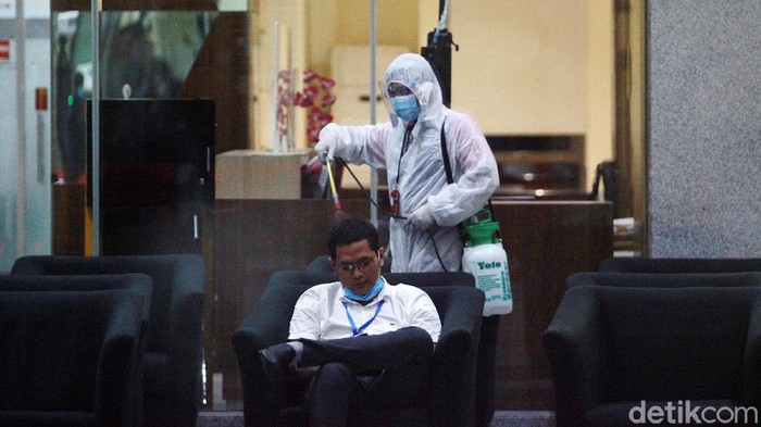Penyemprotan Disinfektan Rutin di Lobi KPK Petugas menyemprotkan cairan disinfektan di lobi gedung KPK hingga ruang wartawan, di Gedung Merah Putih, Jakarta, Rabu (25/11/2020). Penyemprotan rutin dilakukan setiap hari setelah jam kantor selesai.