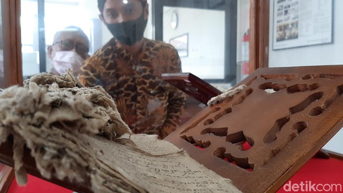 Penyerahan benda pusaka berupa tombak hingga keris kuno ke Dinas Arsip dan Perpustakaan Daerah (Arpusda) Kabupaten Banyumas, Rabu (25/11/2020).