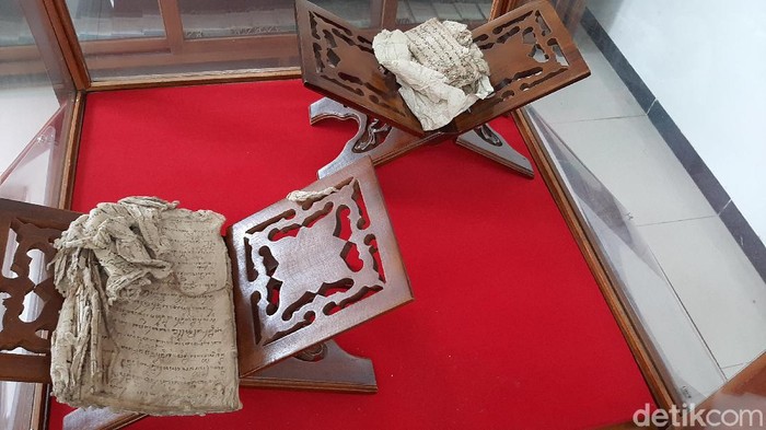 Penyerahan benda pusaka berupa tombak hingga keris kuno ke Dinas Arsip dan Perpustakaan Daerah (Arpusda) Kabupaten Banyumas, Rabu (25/11/2020).