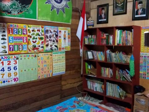 Perpustakaan dan bimbingan belajar gratis yang dibuka Agus Pujianto, seorang kuli bangunan di Demak, Rabu (25/11/2020).