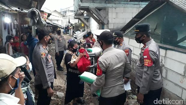 Polres Pelabuhan Tanjung Priok kawal distribusi bansos COVID-19
