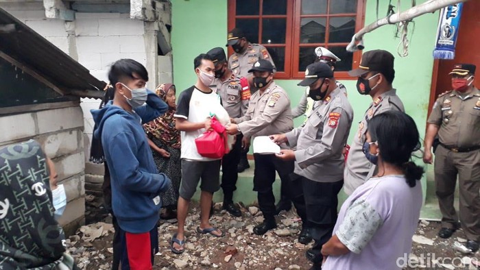 Polres Pelabuhan Tanjung Priok kawal distribusi bansos COVID-19