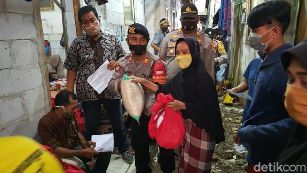 Polres Pelabuhan Tanjung Priok kawal distribusi bansos COVID-19
