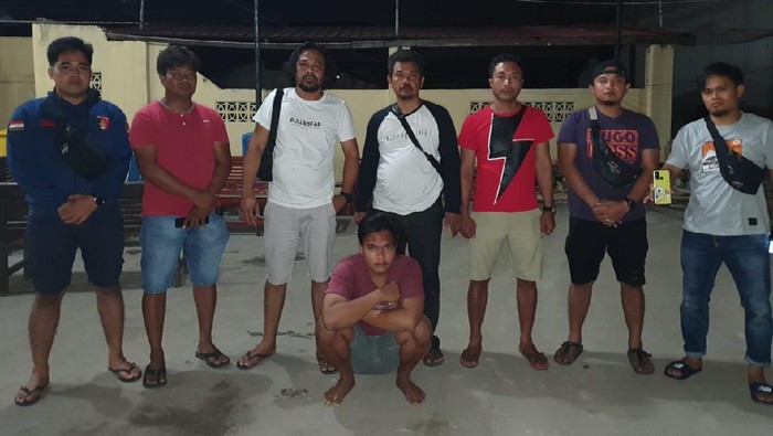 Polres Sidrap tangkap pelaku penipuan minta pulsa. Pelaku bermodus menggunakan foto polisi di akun WA dan medsos yang dipakai untuk menipu (dok istimewa)