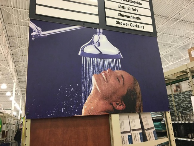 Wah kalau cara mandinya begini sih bisa-bisa encok deh lehernya. Apalagi kalau setelah mandi lehernya nggak bisa balik lagi gimana coba? Bisa bayangin? Foto: Reddit/@create360