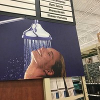 Wah kalau cara mandinya begini sih bisa-bisa encok deh lehernya. Apalagi kalau setelah mandi lehernya nggak bisa balik lagi gimana coba? Bisa bayangin? Foto: Reddit/@create360