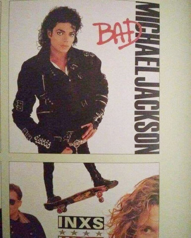 Tunggu.. coba deh diperhatikan lagi. Dari atas sampai pinggang sih udah oke, tapi bagian kaki Michael Jacksonnya kok jadi kecil gitu ya.. Foto: Instagram/@sukijan.id