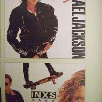 Tunggu.. coba deh diperhatikan lagi. Dari atas sampai pinggang sih udah oke, tapi bagian kaki Michael Jacksonnya kok jadi kecil gitu ya.. Foto: Instagram/@sukijan.id