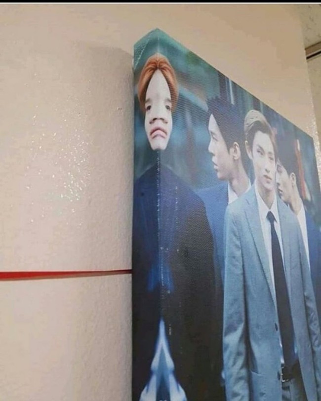 Mukanya Oppa bisa jadi aneh gitu guys.. sungguh kasihan. Akibat ulah kang poster yang nggak bener nih, mukanya jadi auto bikin pengen lihat dua kali. Foto: Instagram/@sukijan.id