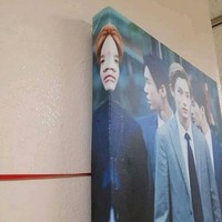 Mukanya Oppa bisa jadi aneh gitu guys.. sungguh kasihan. Akibat ulah kang poster yang nggak bener nih, mukanya jadi auto bikin pengen lihat dua kali. Foto: Instagram/@sukijan.id