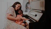 Anak laki-laki Mutia Ayu dan Glenn Fredly diberi nama Gewa Atlana Syamayim Latuihamallo. (Foto: dok. Instagram @mutia_ayuu) 