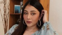 Jangan buka2 aurat lagi ya kak. Suka sama kakak yg kemarin2 bajunya seperti itu, tulis salah satu netizen. Mutia Ayu tampak tak segan membalas komentar tersebut dengan santai. (Foto: dok. Instagram @mutia_ayuu) 