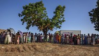 Pengungsi Ethiopia melarikan diri dari pertempuran yang sedang berlangsung di wilayah Tigray terlihat di kamp Um-Rakoba di perbatasan Sudan-Ethiopia, negara bagian Al-Qadarif, Sudan, Senin (23/11/2020) waktu setempat.