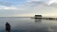 Masyarakat kampung di pulau-pulau Raja Ampat, Papua Barat dengan patuh menjaga sasi. Inilah bentuk kearifan lokal yang telah berlangsung turun-temurun yang bertujuan menjaga alam. Ini di Waisai.