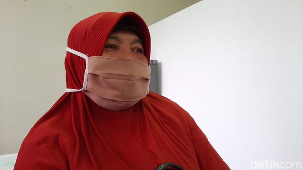 Rasiti (69) serahkan benda-benda kuno ratusan tahun ke Pemkab Banyumas, Rabu (25/11/2020).