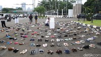 30 Perempuan melakukan unjuk rasa di depan Gedung DPR/MPR RI, Jakarta Pusat, mendesak agar RUU Penghapusan Kekerasan Seksual (PKS) disahkan. Massa menggelar ratusan pasang sepatu dalam aksi tersebut.
