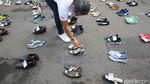 Ratusan Pasang Sepatu Mejeng di Depan DPR, Ada Apa?