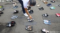Pantauan detikcom di lokasi, Senin (25/11/2020) pukul 11.30 WIB, ada puluhan perempuan yang aksi di depan DPR. Ratusan pasang sepatu berbagai jenis digelar di depan Gedung DPR.
