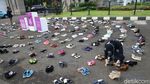 Ratusan Pasang Sepatu Mejeng di Depan DPR, Ada Apa?