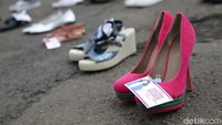 Demo ini diinisiasi oleh sejumlah perempuan pekerja perusahaan kosmetik. Massa membawa sepatu milik sebagai simbol dukungan dari penyintas kekerasan seksual dan pendukung.