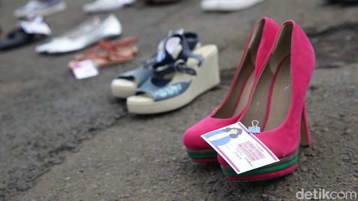 Ratusan pasang instalasi sepatu dipajang di depan gedung DPR, Jakarta, untuk mendesak agar RUU Penghapusan Kekerasan Seksual (PKS) disahkan.