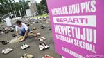 Ratusan Pasang Sepatu Mejeng di Depan DPR, Ada Apa?