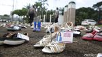Ratusan Pasang Sepatu Mejeng di Depan DPR, Ada Apa?