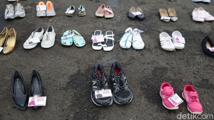 Ratusan pasang instalasi sepatu dipajang di depan gedung DPR, Jakarta, untuk mendesak agar RUU Penghapusan Kekerasan Seksual (PKS) disahkan.