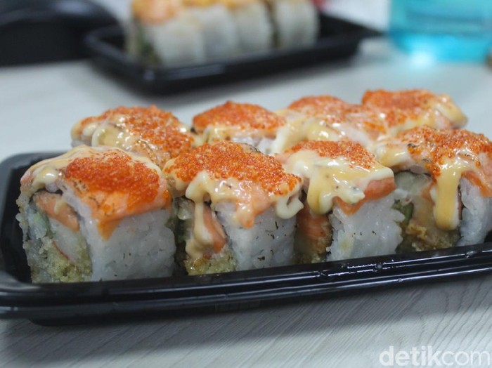 Review sushi mahal vs sushi murah Aburi Salmon Sushi Rp 17.000 Vs Rp 138.000 Mana yang Lebih Enak?