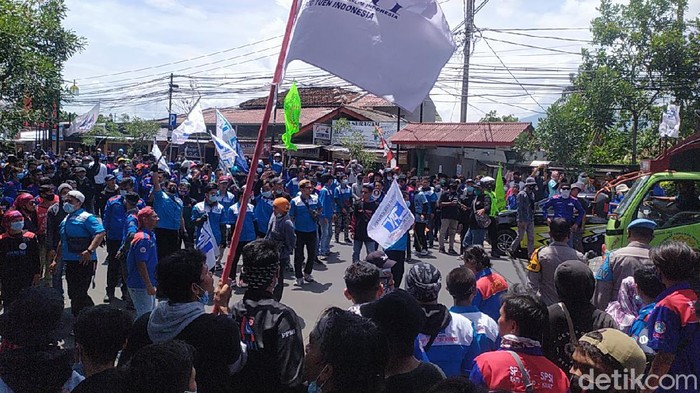 Ribuan buruh kepung pendopo Cianjur menuntut kenaikan UMK