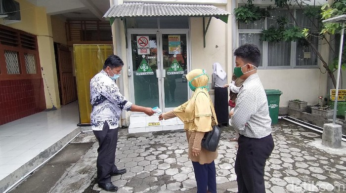 SMP di Surabaya akan kembali menggelar sekolah tatap muka pada Desember mendatang. Wali murid senang namun siswanya malas harus kembali bangun pagi.