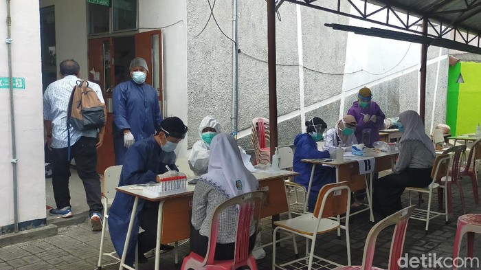 Menjelang sekolah tatap muka, Pemkot Surabaya melakukan tes swab kepada siswa dan siswi SMP. Rencananya, wali murid juga akan dites swab.
