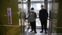 Di JPO ini terdapat lift guna mempermudah pejalan kali. 
