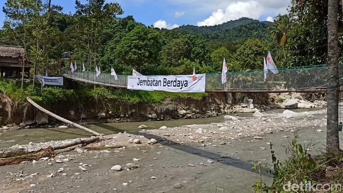 Setelah 4 bulan terputus akibat diterjang banjir bandang Masamba, kini jembatan gantung di Desa Maipi kembali ada (M Riyas/detikcom)