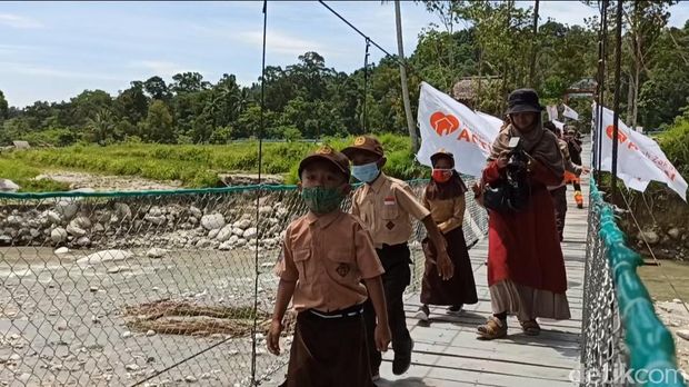 Setelah 4 bulan terputus akibat diterjang banjir bandang Masamba, kini jembatan gantung di Desa Maipi kembali ada (M Riyas/detikcom)